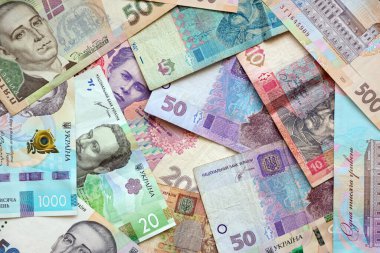 Ukrayna 'nın para faturaları kapanır. Masada büyük miktarda Hryvnia banknotları var. İş ve yatırım kavramı
