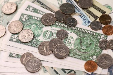 Amerikan para ve sikkeleri kapanıyor. Masada büyük miktarda Amerikan doları var. İş ve bütçe kavramı