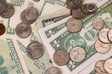 Amerikan para ve sikkeleri kapanıyor. Masada büyük miktarda Amerikan doları var. İş ve bütçe kavramı