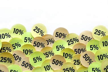 Kara Cuma ya da siber pazartesi satışları için yüzde değerleri olan büyük miktarda sarı etiket. Herhangi bir mal için indirim fiyatlarının soyut görüntüsü