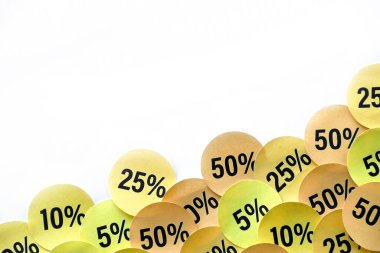 Kara Cuma ya da siber pazartesi satışları için yüzde değerleri olan büyük miktarda sarı etiket. Herhangi bir mal için indirim fiyatlarının soyut görüntüsü