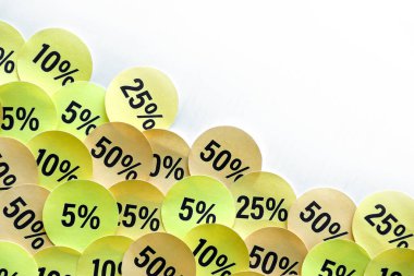 Kara Cuma ya da siber pazartesi satışları için yüzde değerleri olan büyük miktarda sarı etiket. Herhangi bir mal için indirim fiyatlarının soyut görüntüsü