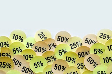 Kara Cuma ya da siber pazartesi satışları için yüzde değerleri olan büyük miktarda sarı etiket. Herhangi bir mal için indirim fiyatlarının soyut görüntüsü