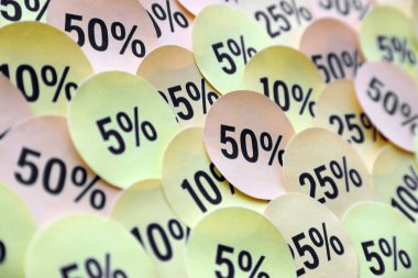 Kara Cuma ya da siber pazartesi satışları için yüzde değerleri olan büyük miktarda sarı etiket. Herhangi bir mal için indirim fiyatlarının soyut görüntüsü