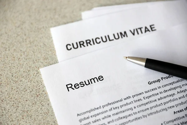 Ofis belgelerinin üst kısmında özgeçmiş ve kaleme yakın masadaki CV formları var. İş arama süreci. İş yeri konsepti için avlanma