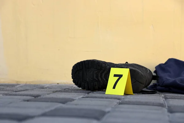 Evidence Yellow Csi Marker Evidence Numbering Residental Backyard Evening Crime — Stock Photo, Image