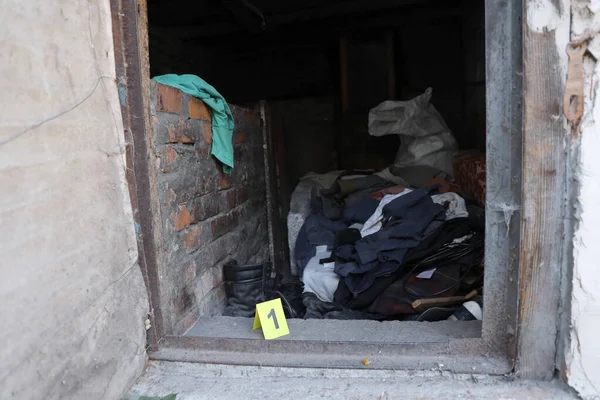 Akşamları arka bahçede numaralandırılan sarı CSI işaretli kanıt. Olay yeri inceleme süreci kavramı