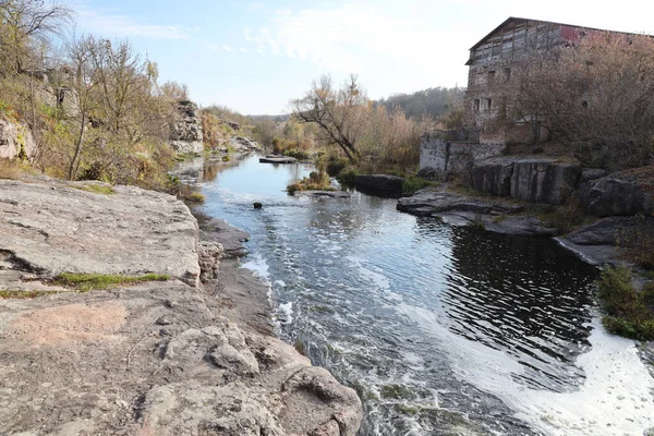 Rocky bank, dağ manzarası. Baharın başındaki dağ nehri manzarası. Doğa manzarası, vahşi doğa. Bukski Kanyonu ve Tikich Nehri