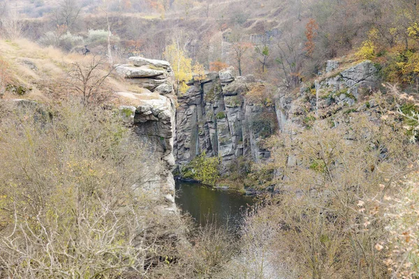 Bukski Kanyonu 'nun granit kayalıkları ve Girskyi Tikych Nehri. Resimli manzara ve Ukrayna turizminin güzel yeri