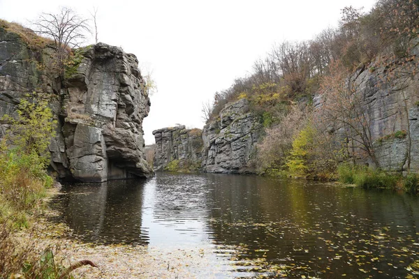 Bukski Kanyonu 'nun granit kayalıkları ve Girskyi Tikych Nehri. Resimli manzara ve Ukrayna turizminin güzel yeri
