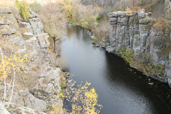 Bukski Kanyonu 'nun granit kayalıkları ve Girskyi Tikych Nehri. Resimli manzara ve Ukrayna turizminin güzel yeri