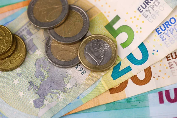 Avro para ve madeni paralar kapanıyor. Masada çok para var. İş ve bütçe kavramı