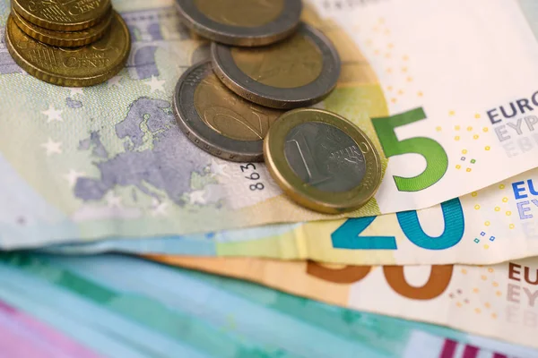 Avro para ve madeni paralar kapanıyor. Masada çok para var. İş ve bütçe kavramı