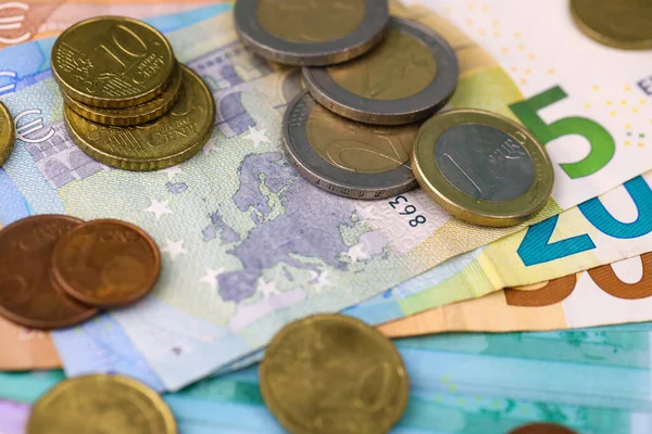 Avro para ve madeni paralar kapanıyor. Masada çok para var. İş ve bütçe kavramı