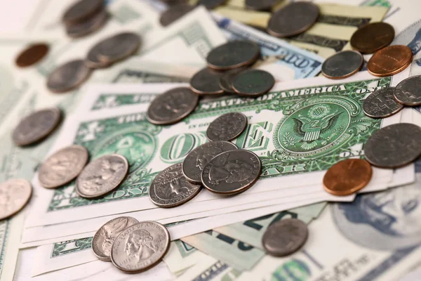 Amerikan para ve sikkeleri kapanıyor. Masada büyük miktarda Amerikan doları var. İş ve bütçe kavramı