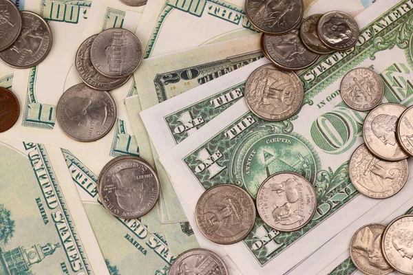 Amerikan para ve sikkeleri kapanıyor. Masada büyük miktarda Amerikan doları var. İş ve bütçe kavramı