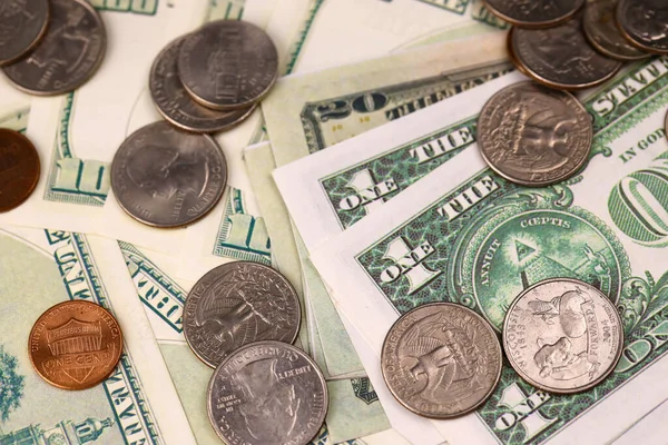 Amerikan para ve sikkeleri kapanıyor. Masada büyük miktarda Amerikan doları var. İş ve bütçe kavramı
