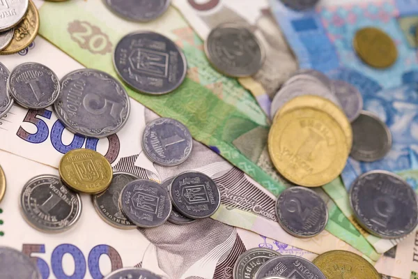 Ukrayna 'nın para ve banknotları kapanıyor. Masada büyük miktarda Hryvnia banknotları ve küçük paralar var. İş ve yatırım kavramı