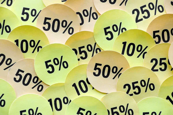 Kara Cuma ya da siber pazartesi satışları için yüzde değerleri olan büyük miktarda sarı etiket. Herhangi bir mal için indirim fiyatlarının soyut görüntüsü