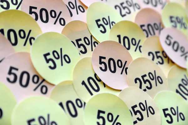 Kara Cuma ya da siber pazartesi satışları için yüzde değerleri olan büyük miktarda sarı etiket. Herhangi bir mal için indirim fiyatlarının soyut görüntüsü