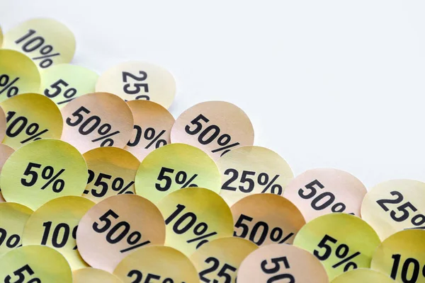 Kara Cuma ya da siber pazartesi satışları için yüzde değerleri olan büyük miktarda sarı etiket. Herhangi bir mal için indirim fiyatlarının soyut görüntüsü