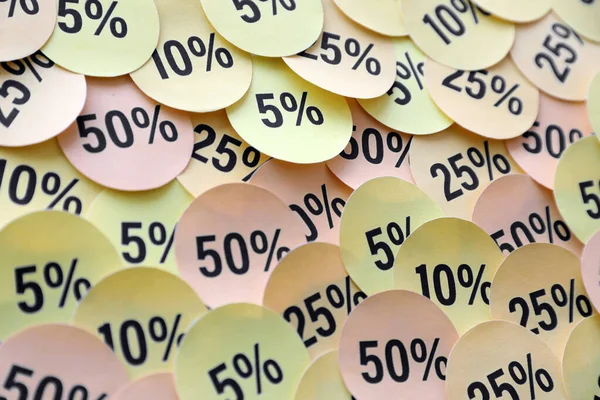 Kara Cuma ya da siber pazartesi satışları için yüzde değerleri olan büyük miktarda sarı etiket. Herhangi bir mal için indirim fiyatlarının soyut görüntüsü