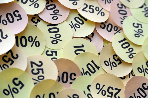 Kara Cuma ya da siber pazartesi satışları için yüzde değerleri olan büyük miktarda sarı etiket. Herhangi bir mal için indirim fiyatlarının soyut görüntüsü