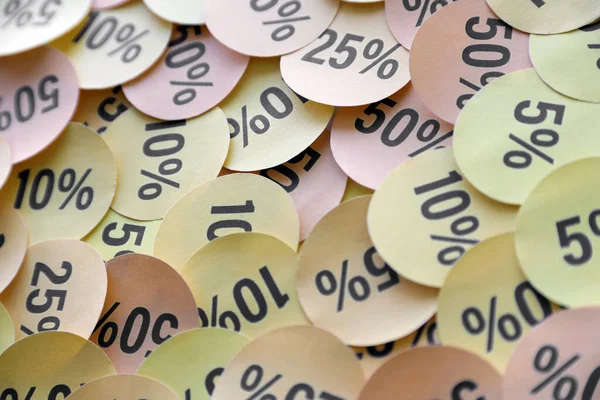 Kara Cuma ya da siber pazartesi satışları için yüzde değerleri olan büyük miktarda sarı etiket. Herhangi bir mal için indirim fiyatlarının soyut görüntüsü