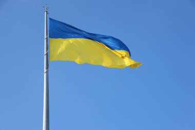 Mavi gökyüzünde kırpma yolu ile izole edilmiş Ukrayna bayrağı. Ukrayna 'nın el sallayan sancağını kapat. Avrupa özgürlük ülkesi Ukrayna 'nın uzun bayrak sembolü