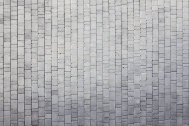 Yaya kaldırımındaki gri asfalt levhalar. Sert kaldırım taşı desenli, kare şeklinde birçok taş var.