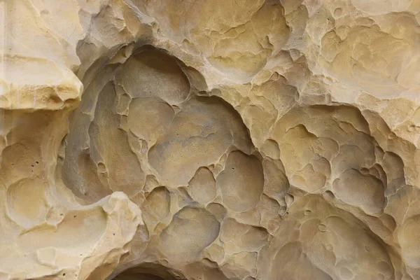 Turuncu bir gezegen yüzeyi gibi taşların rahatlama kombinasyonu. Kahverengi taş, anormal rahatlama şekli ve özel ışık.