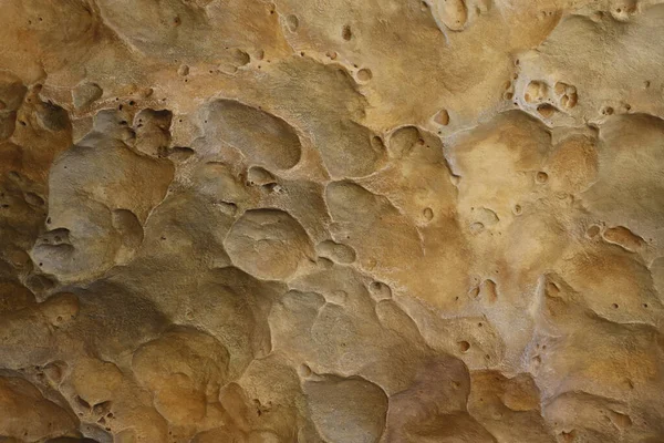 Turuncu bir gezegen yüzeyi gibi taşların rahatlama kombinasyonu. Kahverengi taş, anormal rahatlama şekli ve özel ışık.