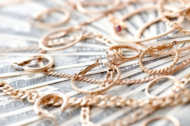 Birçok pahalı mücevher yüzüğü, küpe ve kolye büyük miktarlarda Amerikan dolarına yakın. Rehinci ya da kuyumcu konsepti.