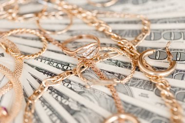 Birçok pahalı mücevher yüzüğü, küpe ve kolye büyük miktarlarda Amerikan dolarına yakın. Rehinci ya da kuyumcu konsepti.