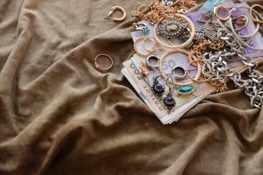 Bir sürü çalıntı mücevher ve askeri üniforma kumaşına para. Rusya 'nın Ukrayna' ya saldırısı sırasında Rus askerleri tarafından Ukrayna şehirlerinde yağmalanmış. Yağmacılar ve yağmacılar konsepti