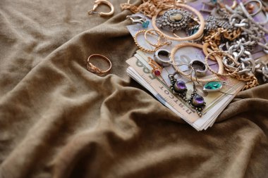 Bir sürü çalıntı mücevher ve askeri üniforma kumaşına para. Rusya 'nın Ukrayna' ya saldırısı sırasında Rus askerleri tarafından Ukrayna şehirlerinde yağmalanmış. Yağmacılar ve yağmacılar konsepti