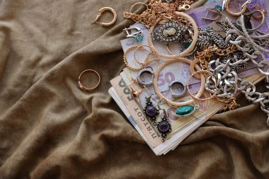 Bir sürü çalıntı mücevher ve askeri üniforma kumaşına para. Rusya 'nın Ukrayna' ya saldırısı sırasında Rus askerleri tarafından Ukrayna şehirlerinde yağmalanmış. Yağmacılar ve yağmacılar konsepti