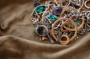 Askeri üniforma kumaşında bir sürü çalıntı mücevher. Rusya 'nın Ukrayna' ya saldırısı sırasında Rus askerleri tarafından Ukrayna şehirlerinde yağmalanmış. Yağmacılar ve yağmacılar konsepti