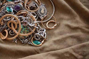 Askeri üniforma kumaşında bir sürü çalıntı mücevher. Rusya 'nın Ukrayna' ya saldırısı sırasında Rus askerleri tarafından Ukrayna şehirlerinde yağmalanmış. Yağmacılar ve yağmacılar konsepti