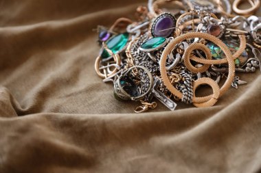 Askeri üniforma kumaşında bir sürü çalıntı mücevher. Rusya 'nın Ukrayna' ya saldırısı sırasında Rus askerleri tarafından Ukrayna şehirlerinde yağmalanmış. Yağmacılar ve yağmacılar konsepti