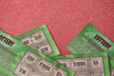 Yeşil piyango kazı kazan kartlarını kapat. Çoğu sahte piyango bileti kullandı ve kumar sonuçları çıktı. Kumar bağımlılığı konsepti.