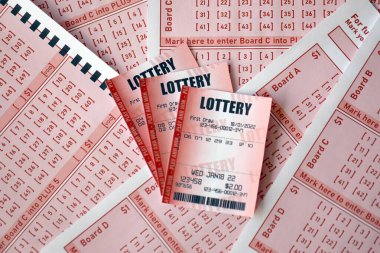 Kırmızı piyango bileti pembe kumar kağıtlarında piyango oynamak için numaralar yazılı. Piyango konsepti ya da kumar bağımlılığı. Fotoğrafı kapat.