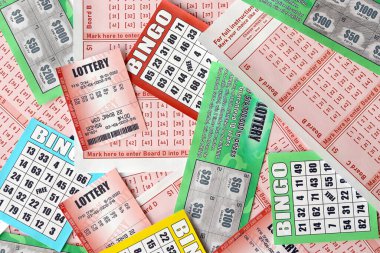 Birçok kullanılmış piyango bileti, rakamlı faturalar ve tombala tahtaları. Kumar ve piyango kağıtları kapanıyor.