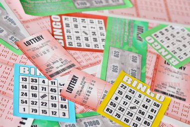 Birçok kullanılmış piyango bileti, rakamlı faturalar ve tombala tahtaları. Kumar ve piyango kağıtları kapanıyor.