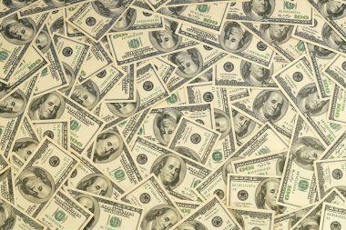 İçinde Başkan 'ın portreleri olan 100 ABD banknotundan oluşan bir yığın. Yüz dolarlık banknotlar, dolar arkaplan tam kare görüntü yüksek çözünürlüklü