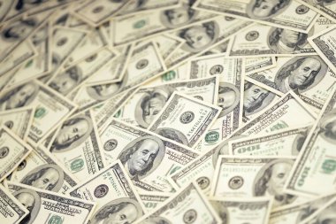 İçinde Başkan 'ın portreleri olan 100 ABD banknotundan oluşan bir yığın. Yüz dolarlık banknotlar, dolar arkaplan tam kare görüntü yüksek çözünürlüklü