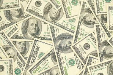 İçinde Başkan 'ın portreleri olan 100 ABD banknotundan oluşan bir yığın. Yüz dolarlık banknotlar, dolar arkaplan tam kare görüntü yüksek çözünürlüklü