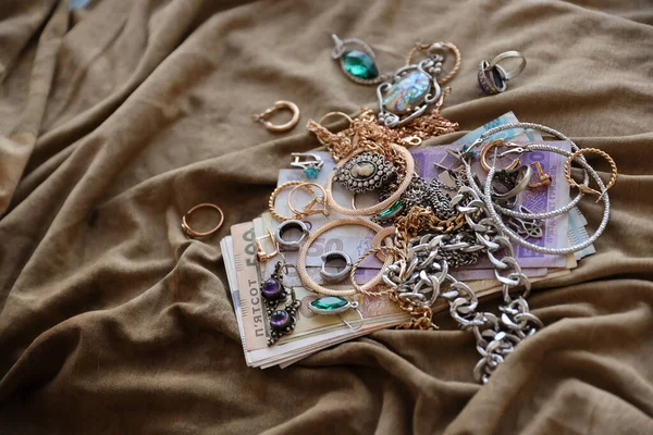 Bir sürü çalıntı mücevher ve askeri üniforma kumaşına para. Rusya 'nın Ukrayna' ya saldırısı sırasında Rus askerleri tarafından Ukrayna şehirlerinde yağmalanmış. Yağmacılar ve yağmacılar konsepti