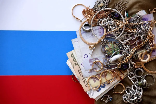Egy Rakás Lopott Ékszer Pénz Katonai Egyenruhára Orosz Zászlóra Orosz — Stock Fotó