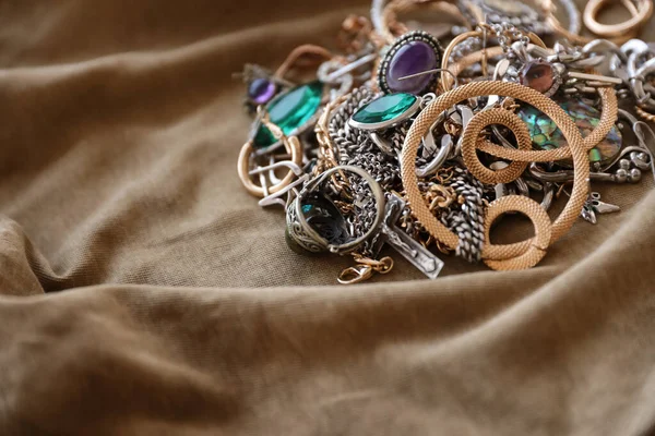 Askeri üniforma kumaşında bir sürü çalıntı mücevher. Rusya 'nın Ukrayna' ya saldırısı sırasında Rus askerleri tarafından Ukrayna şehirlerinde yağmalanmış. Yağmacılar ve yağmacılar konsepti